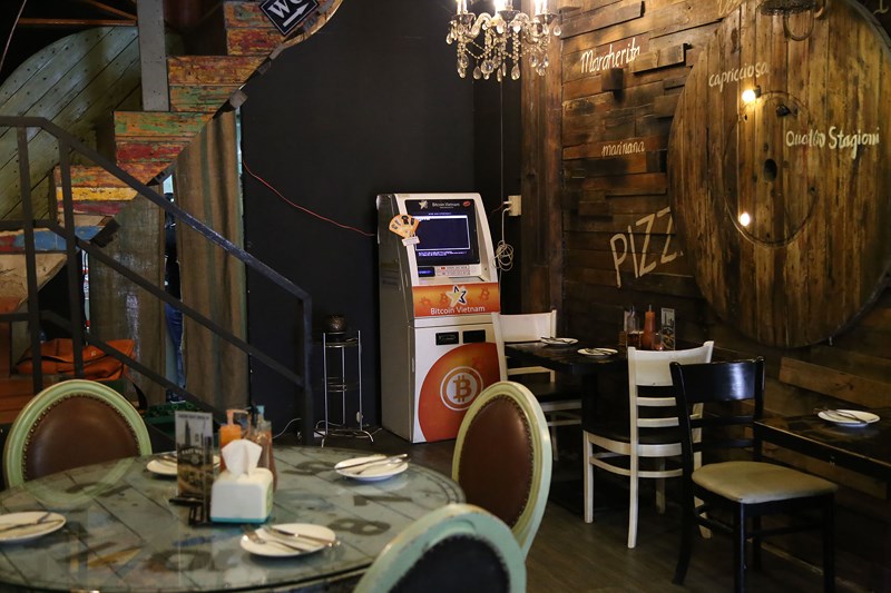 Cận cảnh giao dịch bitcoin bằng máy ATM tại TP.HCM